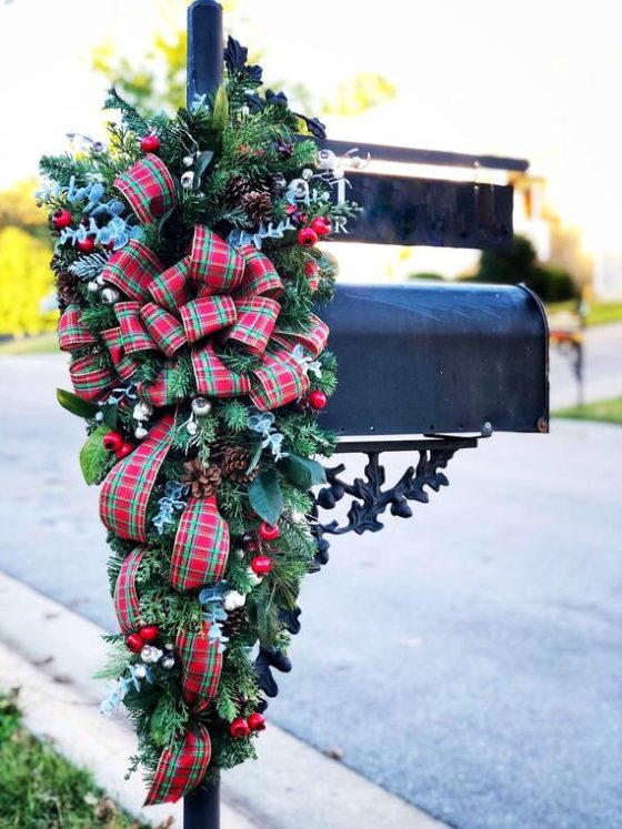 christmas decor for mailbox Decorating a Mailbox for Christmas DIY Christmas Mailbox Decor