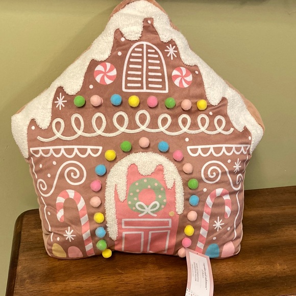 cupcakes and cashmere christmas decor cupcakes & cashmere Holiday Nwt Cupcakes And Cashmere Shaped Gingerbread House Decorative