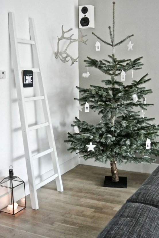 minimalist christmas tree decor 22 Minimalist And Modern Christmas Tree Décor Ideas DigsDigs