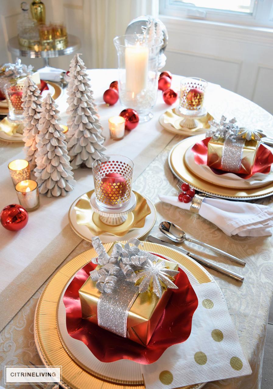 red white and gold christmas decor RED, WHITE AND GOLD HOLIDAY TABLESCAPE WITH A TWIST