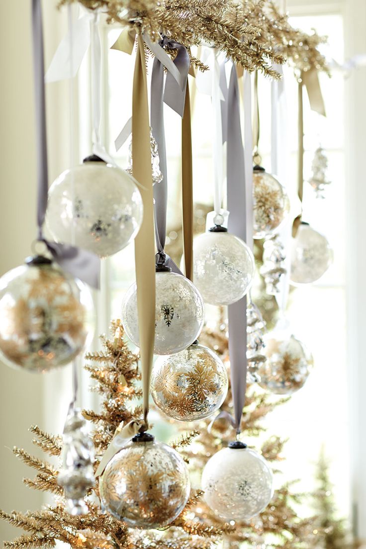 gold and white christmas decor 44 Refined Gold And White Christmas Décor Ideas DigsDigs