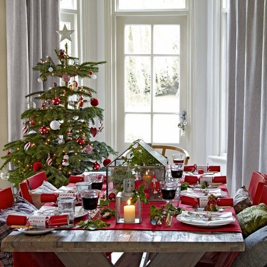 dining room decor christmas 37 Stunning Christmas Dining Room Décor Ideas DigsDigs