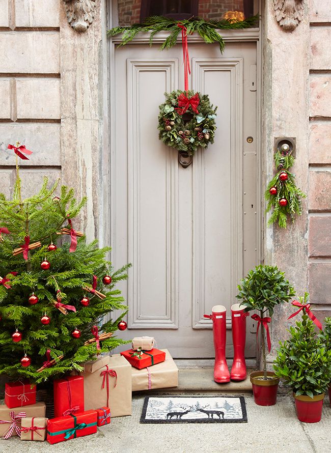 christmas decor front door 38 Stunning Christmas Front Door Décor Ideas DigsDigs