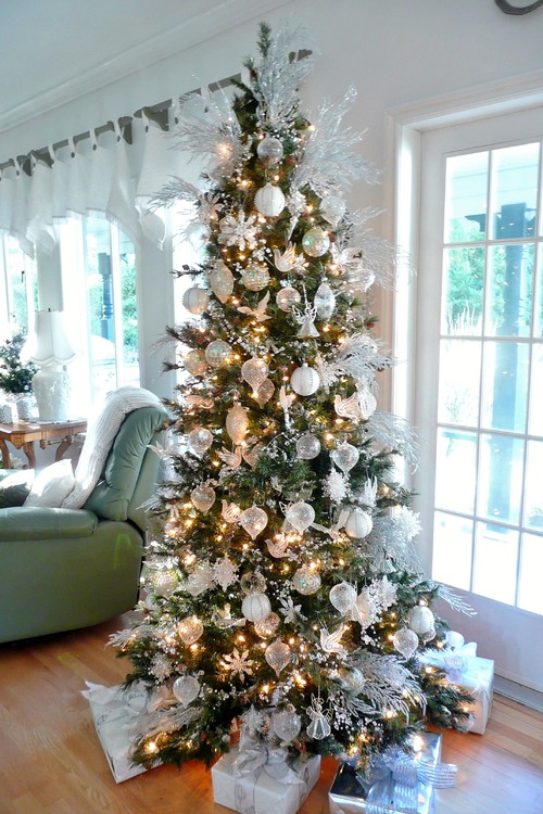 green christmas tree with white decor How to Decorate a Green and White Christmas Tree