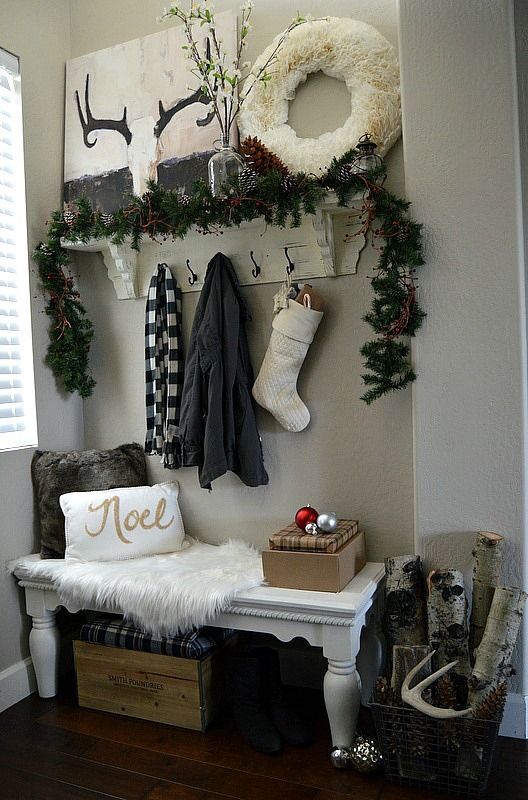 indoor entryway christmas decor 23 And Cozy Christmas Entryway Décor Ideas DigsDigs