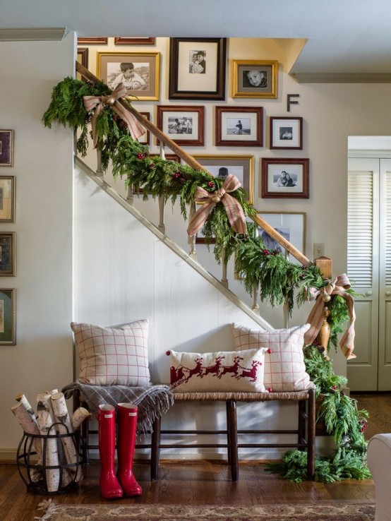 indoor entryway christmas decor 23 And Cozy Christmas Entryway Décor Ideas DigsDigs