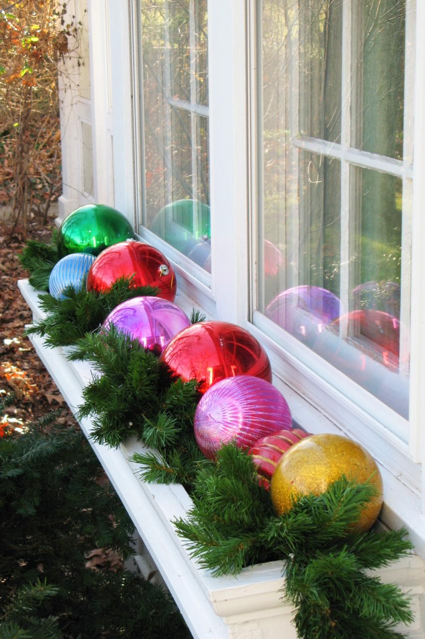 outdoor window christmas decor 18 Magical Christmas Yard Decoration Ideas