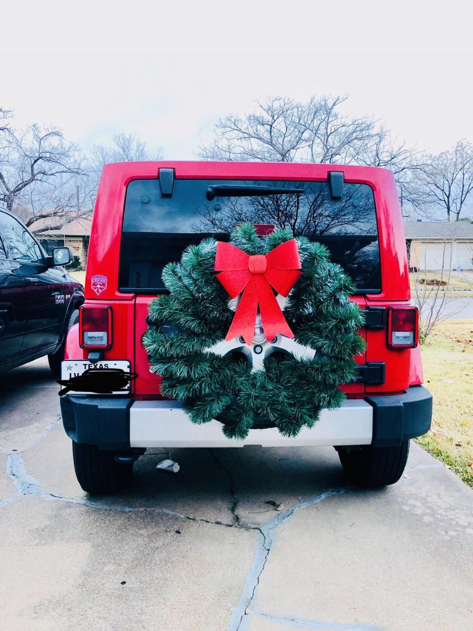 christmas decor for jeep I know it’s past Christmas but I’m gunna rock my Jeep decor for a few