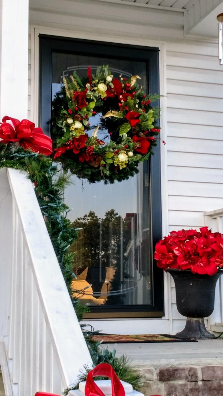 christmas decorations outdoor small porch 20+ Small Porch Christmas Decorating Ideas HomeDecorish