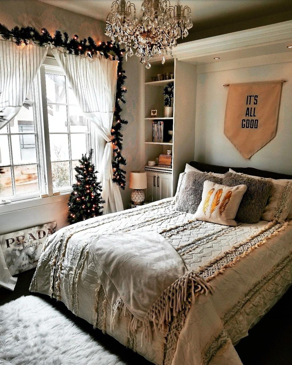 christmas decor room inspo Guest bedroom inspo champagneandmacaroons Christmas decorations