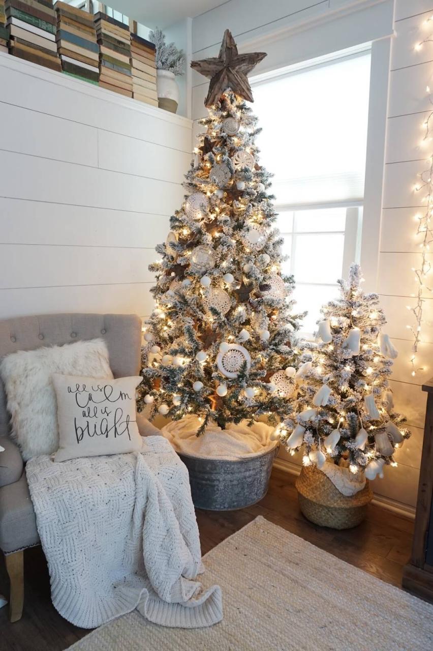 gold theme christmas decor 17 Best Gold Christmas Decor Ideas and Designs for 2021