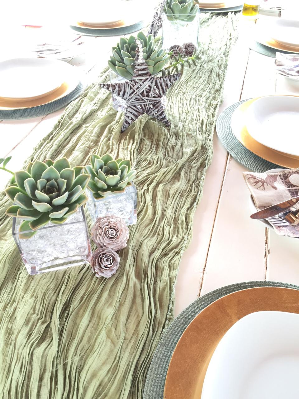 christmas table decor ideas south africa African Christmas table decor. Desert rose, wicker star, sparkle