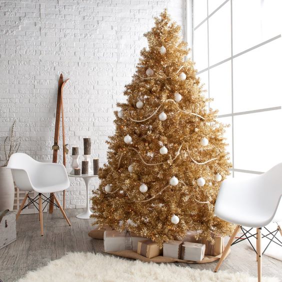 christmas tree decor ideas gold 23 Timeless Gold Christmas Decor Ideas DigsDigs