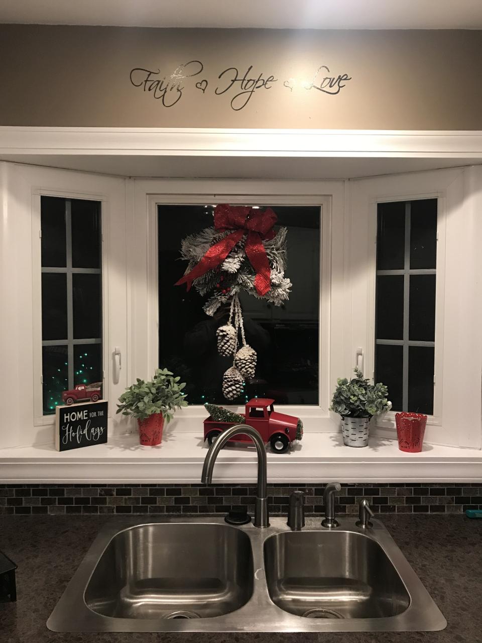 christmas kitchen window decor 10+ Kitchen Window Christmas Decorations