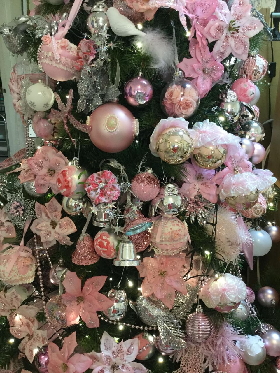 christmas decor ideas pink Pink Christmas Pink christmas decorations, Pink christmas tree