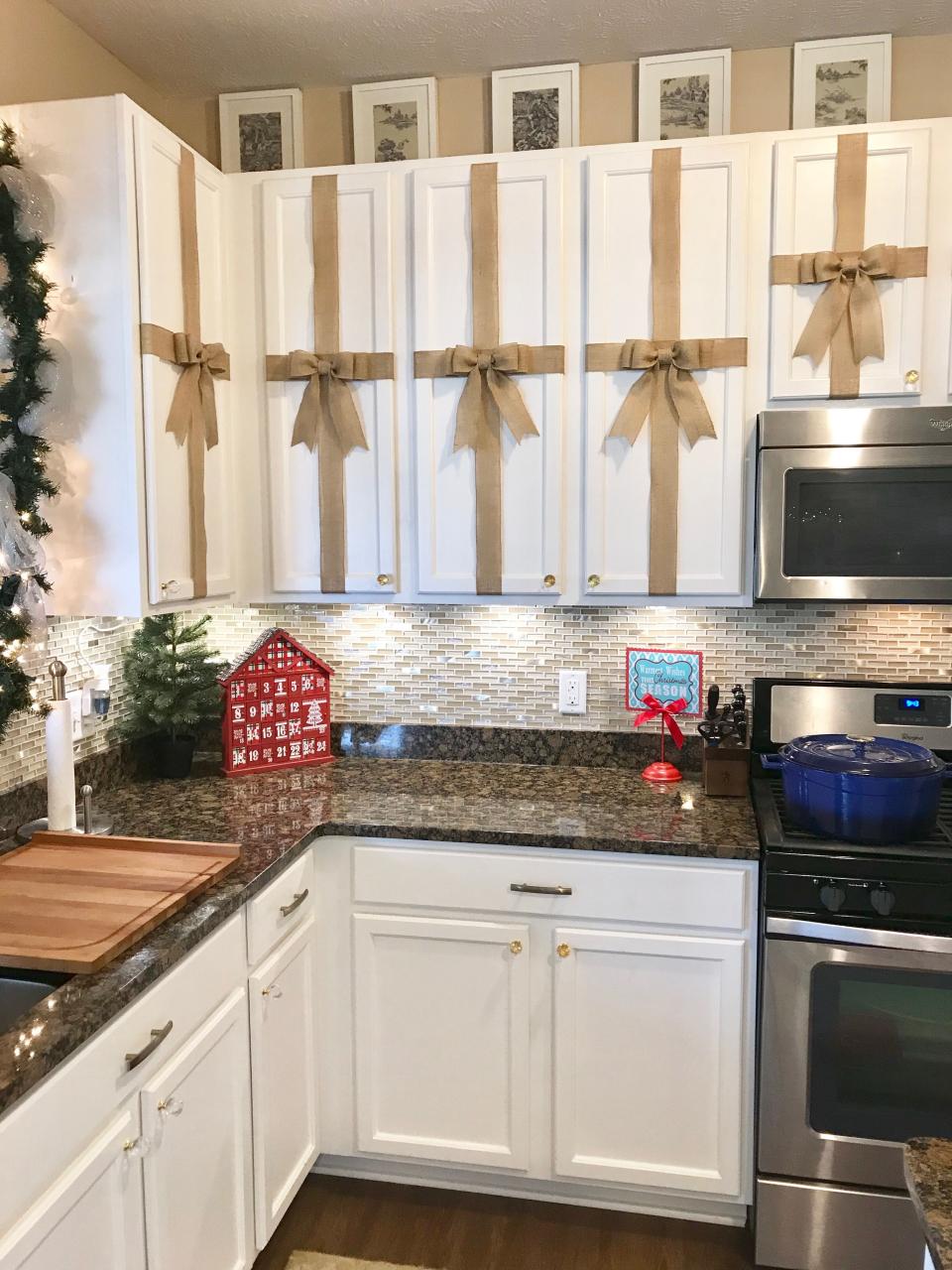 christmas decor ideas for kitchen cabinets 20+ Ideas For Decorating Kitchen For Christmas The Urban Decor