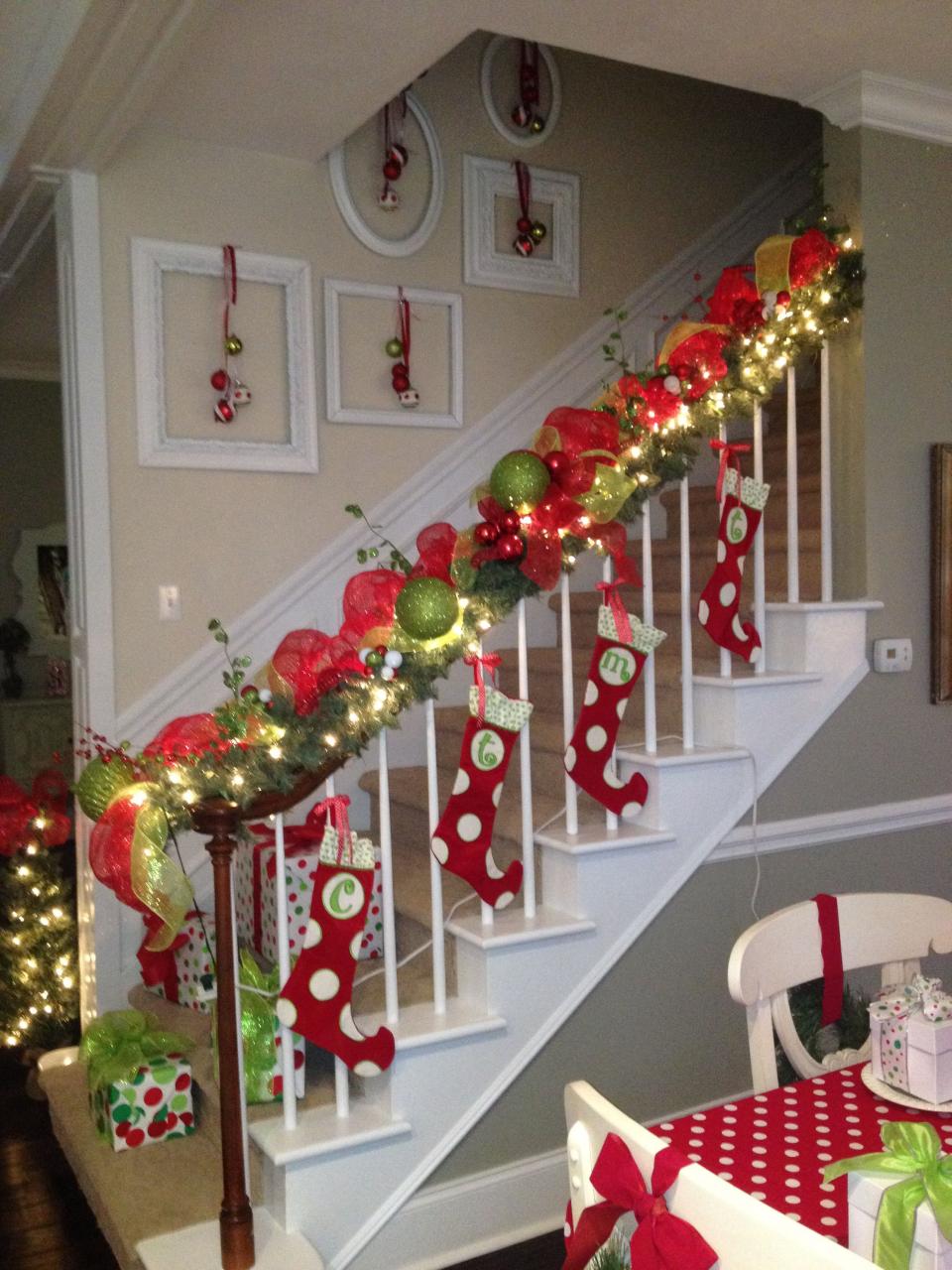 christmas decorating ideas staircase railing Simple Stair Railing Christmas Decorating Ideas HOMYSTYLE