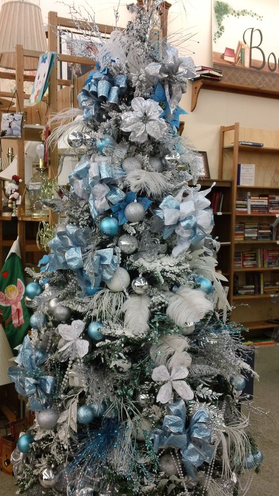 christmas decor ideas blue and white 35 Frosty Blue And White Christmas Décor Ideas DigsDigs