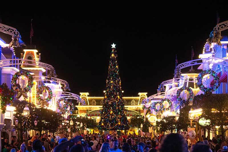 when does christmas decor go up at disney world When Does Disney Put Up Christmas Decorations 2021