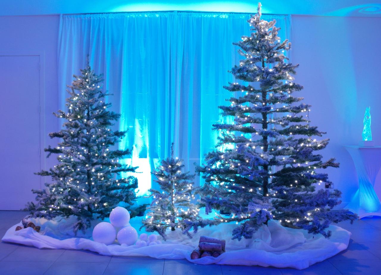 christmas fake snow decor Christmas tree set piece with fake snow and snowballs, ice blue wall