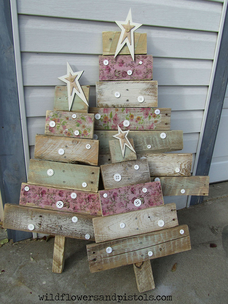 christmas decor made from pallets 12 Christmas Pallet Projects Christmas Pallet Ideas