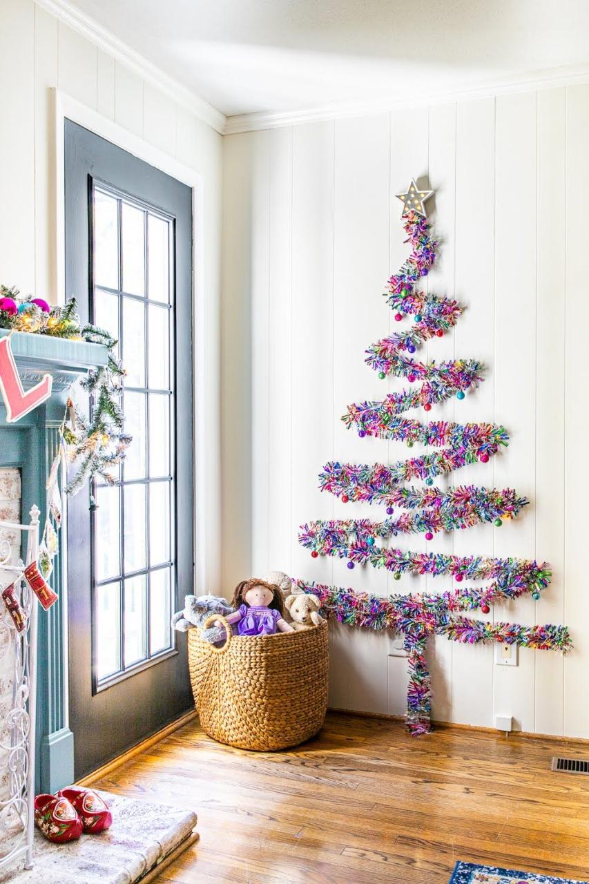 christmas wall decor ideas diy Cheap DIY Wall Christmas Tree With Lights Wall christmas tree, Small