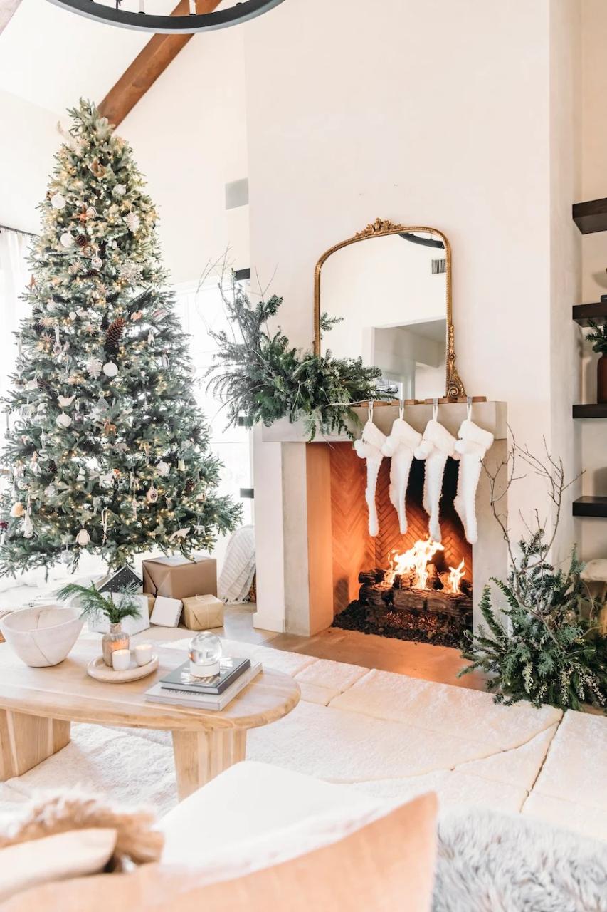 modern colorful christmas decor Modern Christmas Decorating Ideas to Transform Your Home in a Flash