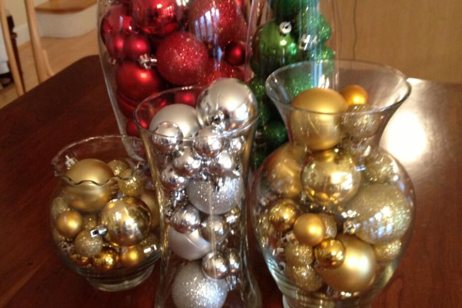 christmas decorating ideas glass vases Christmas decorations! Ornaments in vases makes a great centerpiece