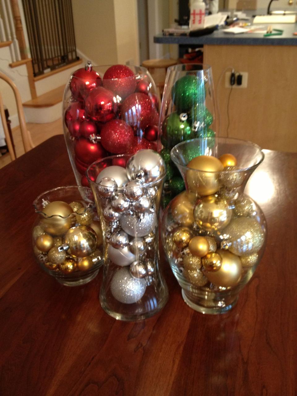 christmas decorating ideas glass vases Christmas decorations! Ornaments in vases makes a great centerpiece