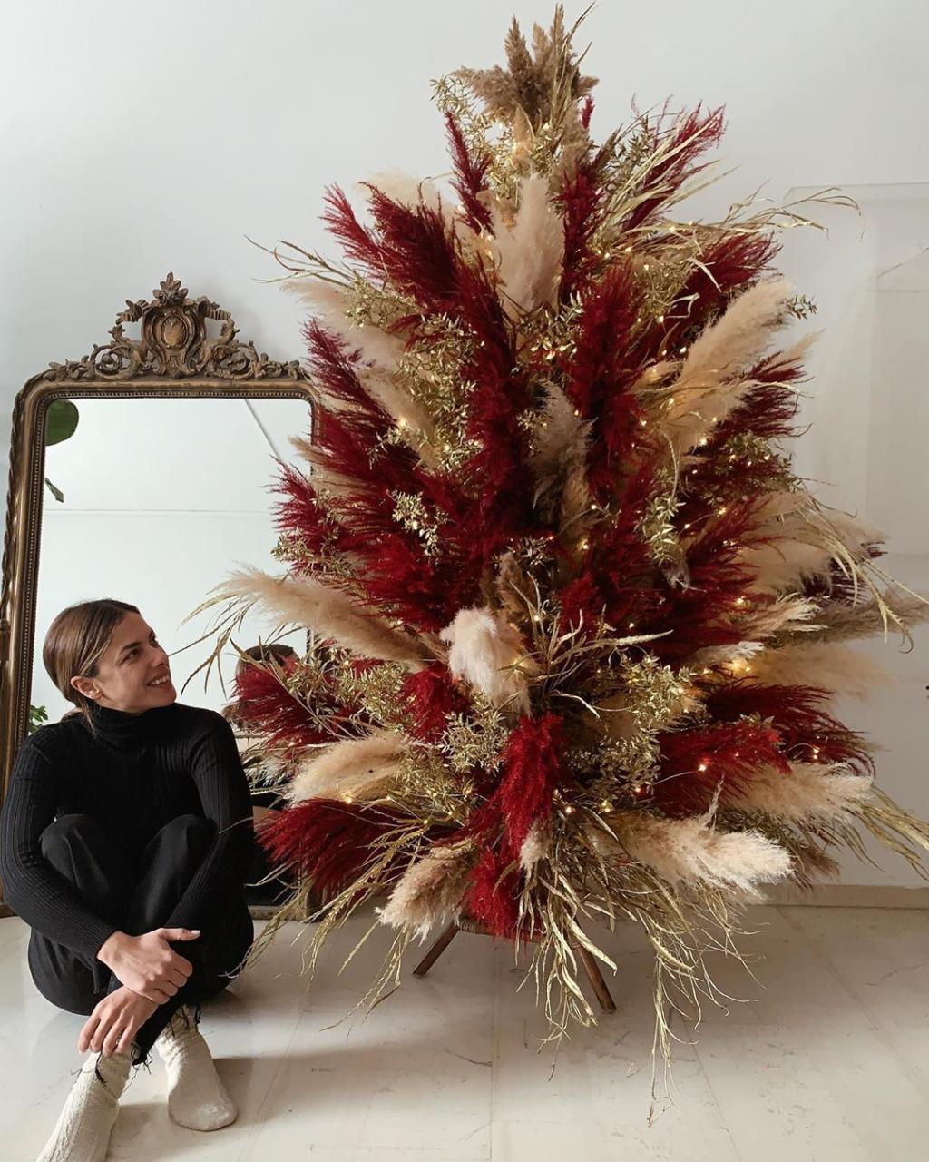 pampas grass christmas tree decor Our very own pampas Xmas tree 💫 Couldn’t think of a better way to start