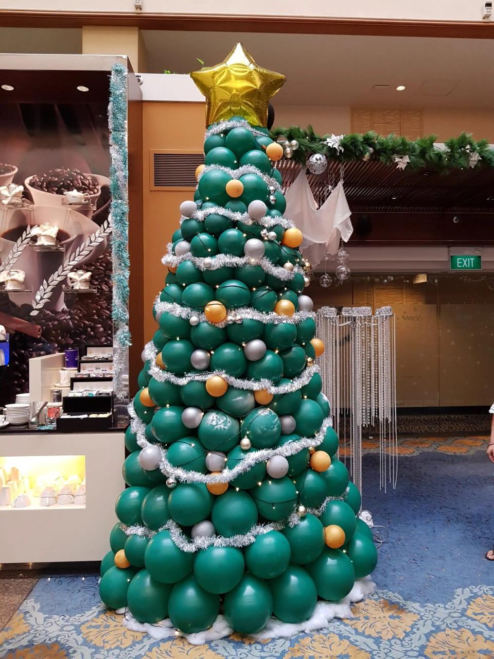 christmas tree decor with balloons Balloon Decoration Christmas Tree JocelynBalloons The Leading