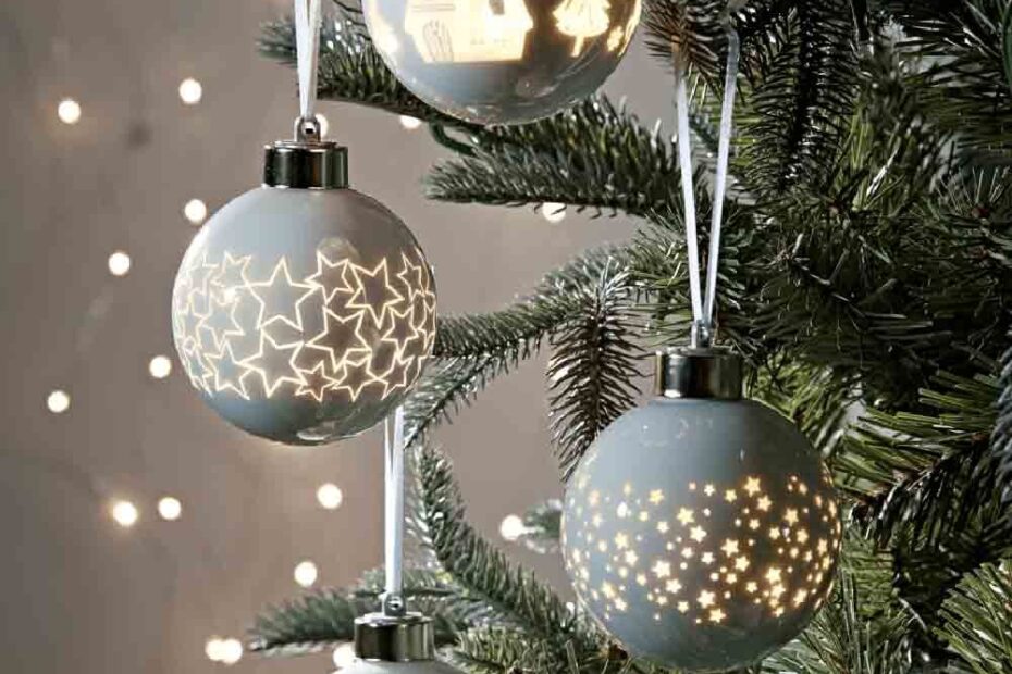 christmas decoration ideas with baubles Christmas baubles and decorations to dress the tree in style (House to