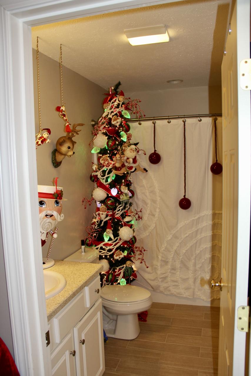 christmas decor bathroom ideas 20+ Bathrooms Decorated For Christmas DECOOMO