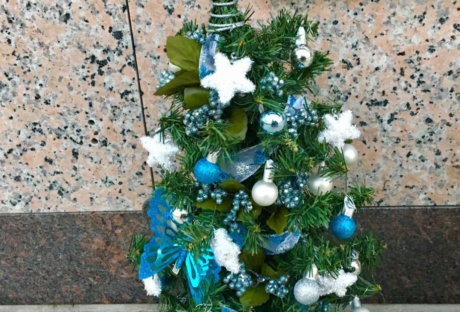 christmas decoration ideas for graves Christmas tree for gravesite Little christmas trees, Cemetery