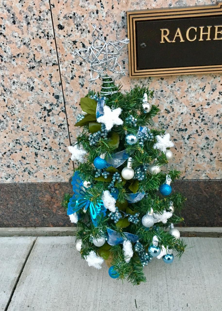 christmas decoration ideas for graves Christmas tree for gravesite Little christmas trees, Cemetery