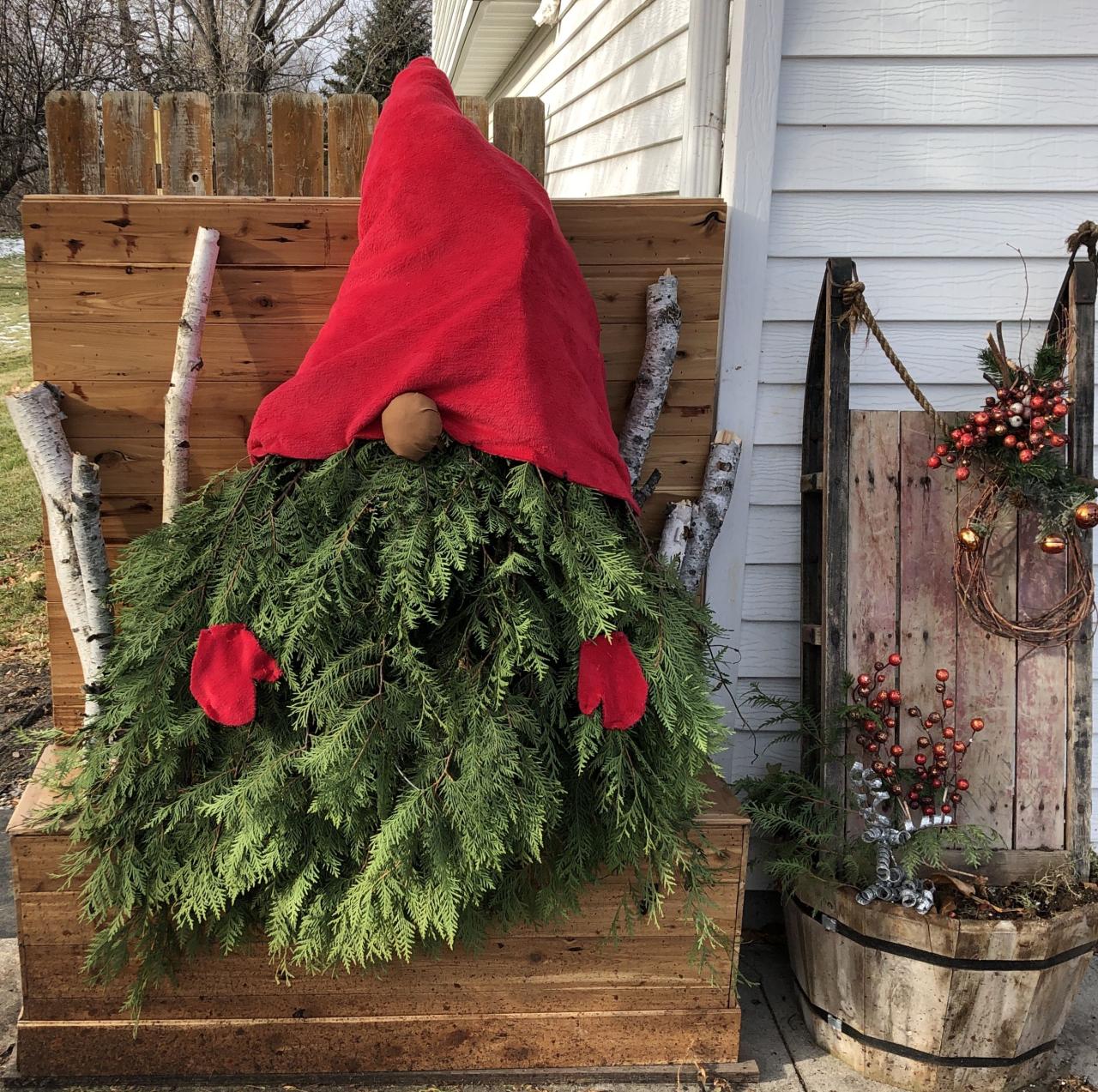 gnome christmas outdoor decor Gnome outdoor decor Christmas crafts, Crafts, Christmas