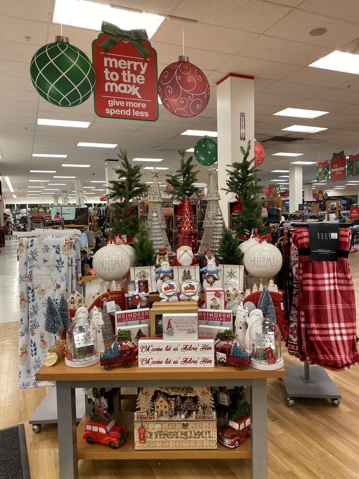 christmas decor tj maxx Tj maxx 1300 Christmas store displays, Christmas decorations uk