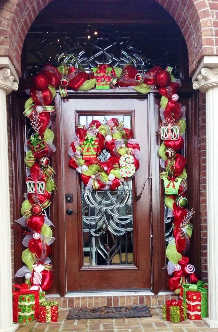 christmas decor ideas front door 20 Christmas Front Door Decoration Ideas Instaloverz