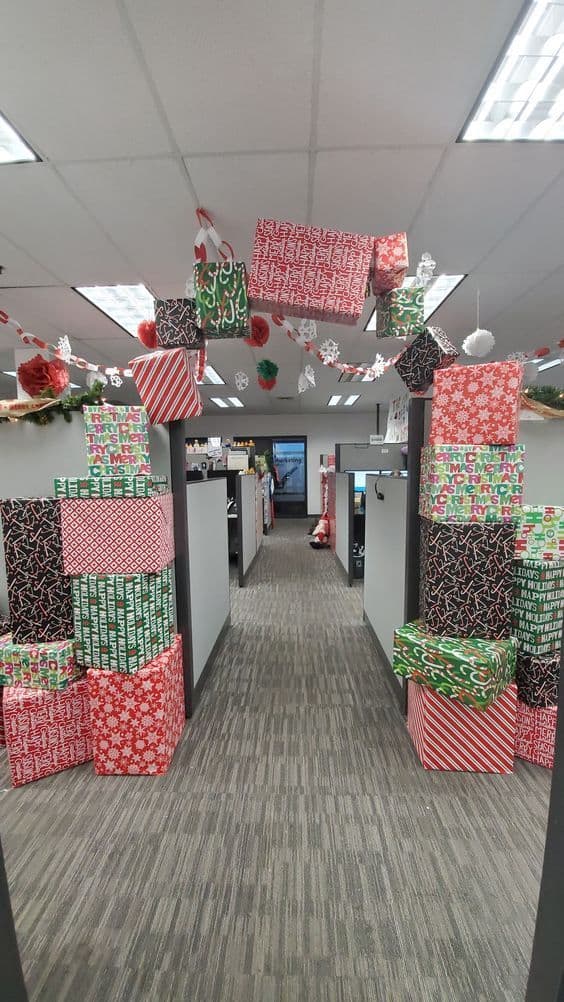 cubicle decor ideas for christmas 12 Christmas Decor Ideas for Office Cubicle » Lady Decluttered