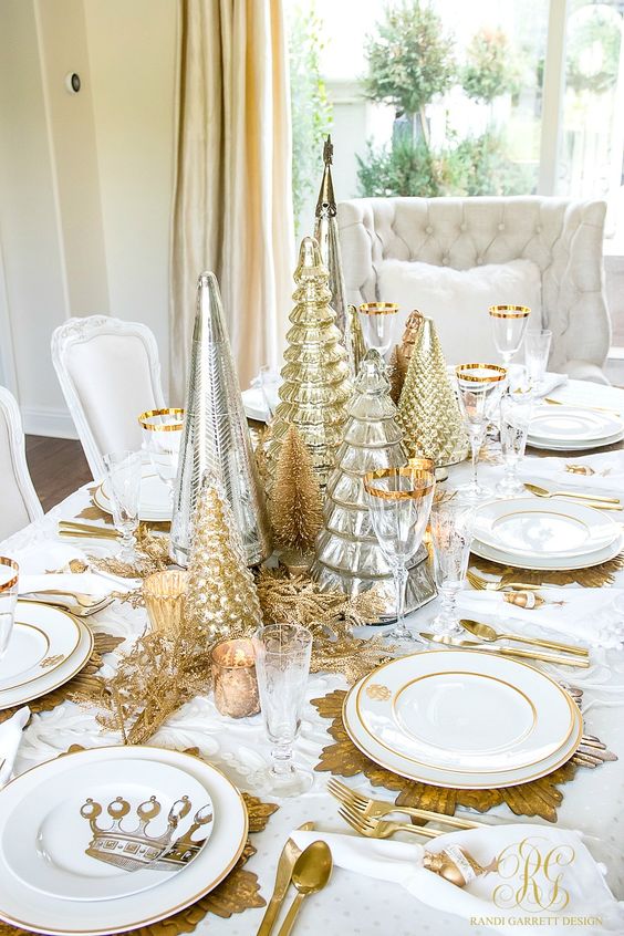 gold theme christmas decor 35 Gold Christmas Decorations And Holiday Decor Ideas Society19