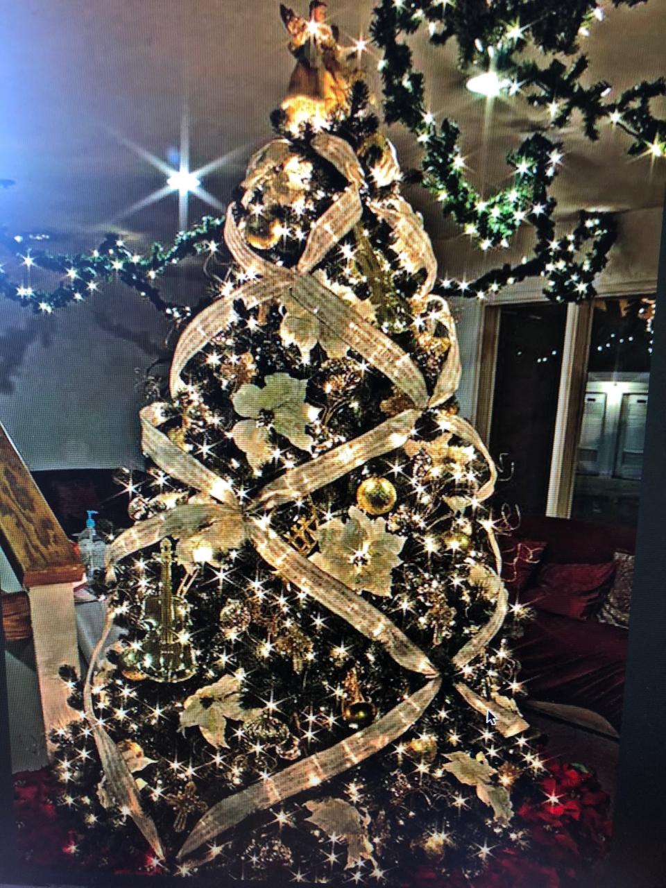 christmas decor ideas with ribbon Great ribbon idea for Christmas tree Holiday party decorations, Decor