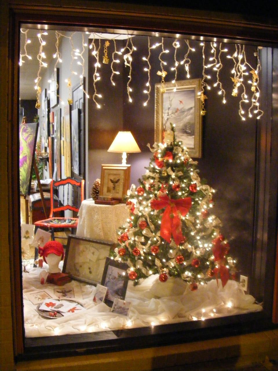 christmas decor ideas window 20+ Christmas Window Display Ideas HomeDecorish