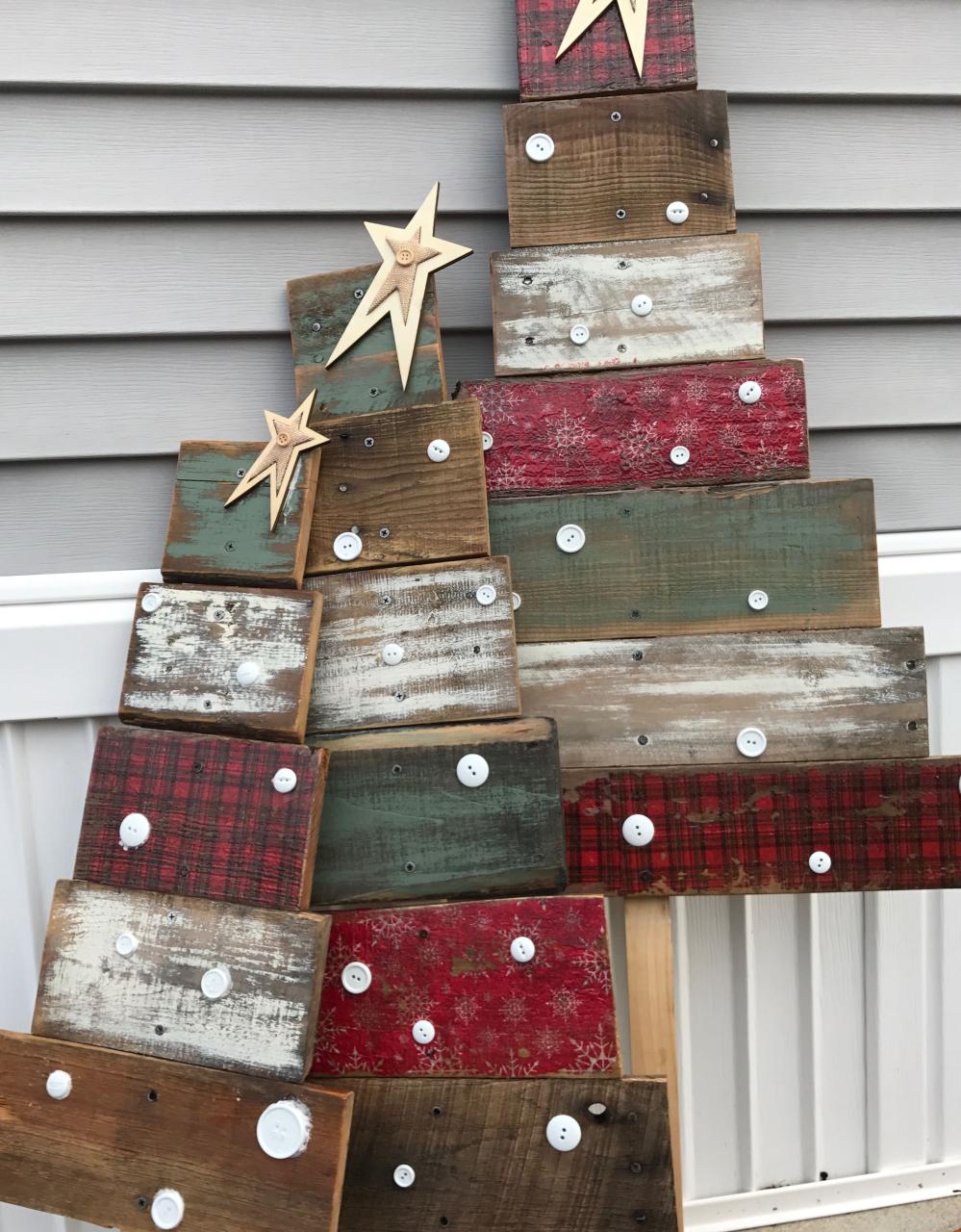 diy pallet christmas decor Pin by Sherry on Pallet diy Pallet christmas tree, Pallet christmas