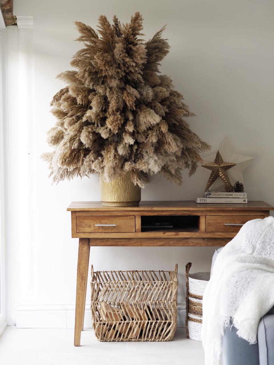 pampas grass christmas tree decor Pampas Grass Christmas Tree Christmas inspiration, Christmas