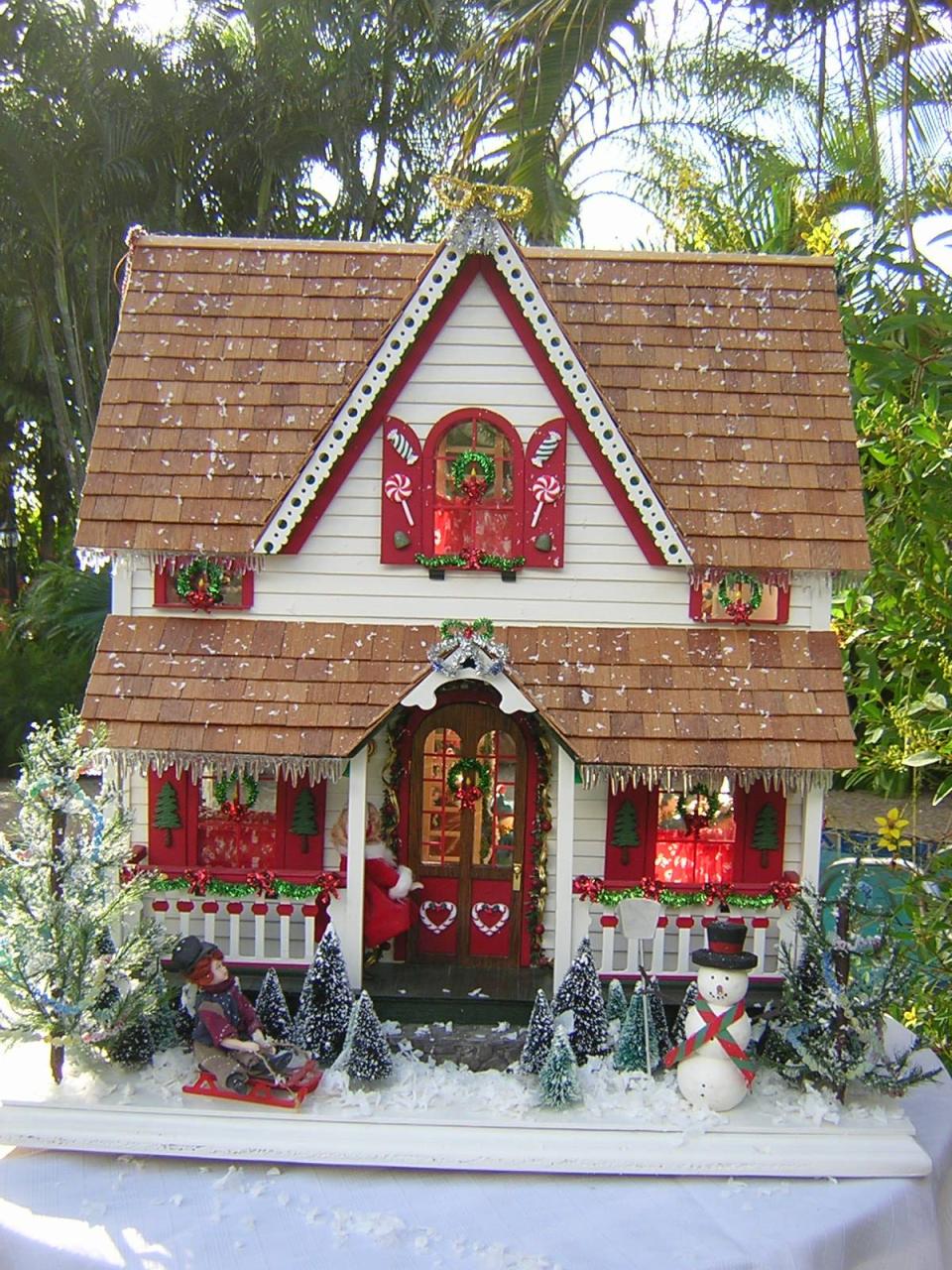 doll house christmas decor gingerbread house Miniature christmas, Doll house crafts, Christmas dolls