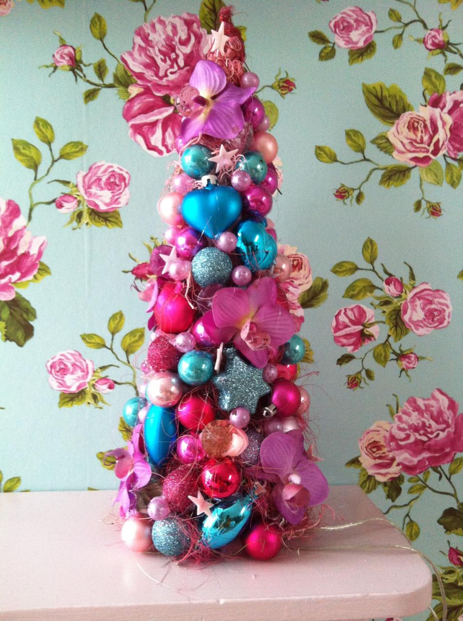 hot pink christmas decor Hot pink christmas tree! Pink Christmas Tree, Shabby Chic Christmas