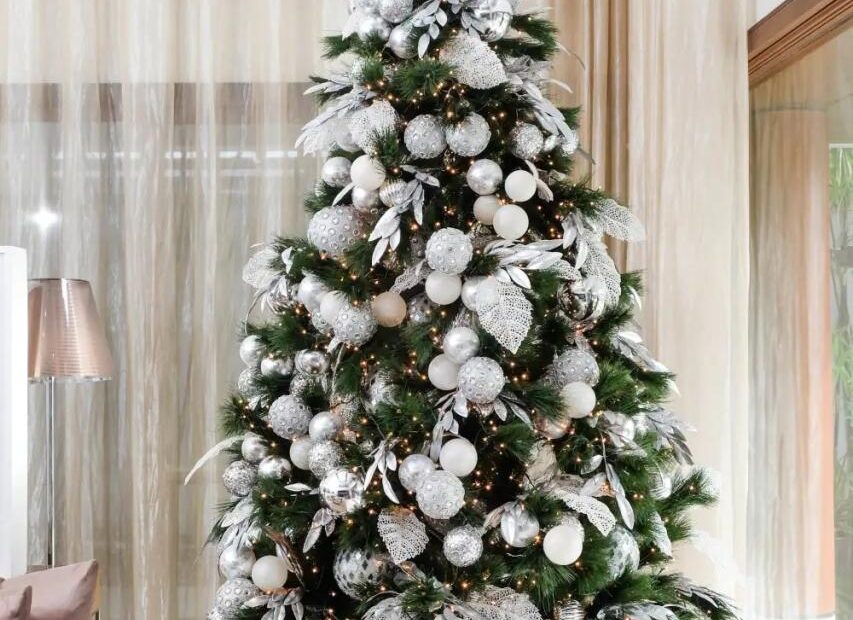 white and silver christmas decor Here is How You Can Elevate A Simple Silver And White Christmas Tree