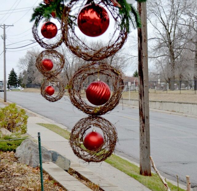 christmas decorations outside walls 95 Amazing Outdoor Christmas Decorations DigsDigs