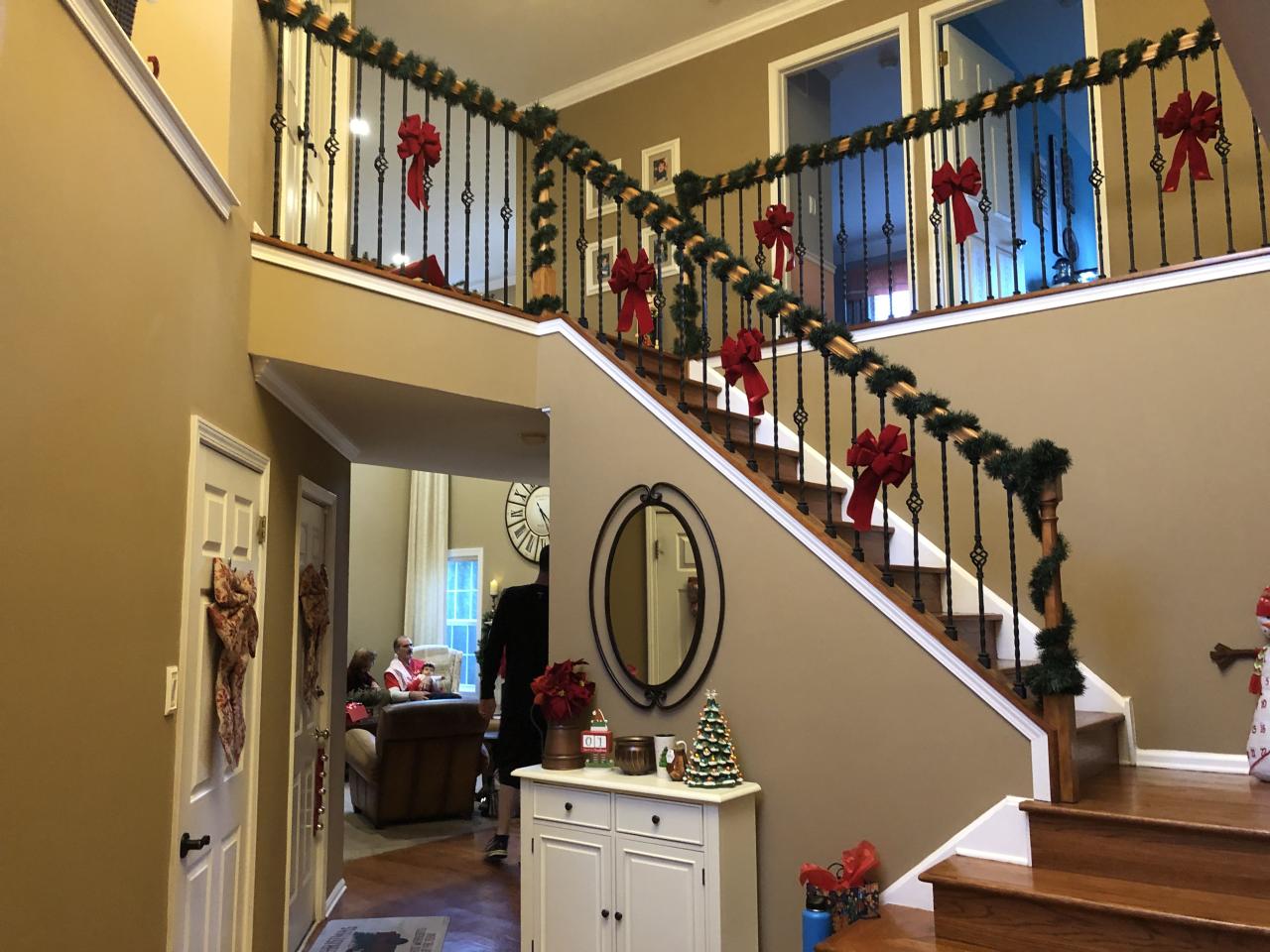 christmas decorations for indoor railings Christmas indoor railing decor Indoor railing, Decor, Home decor