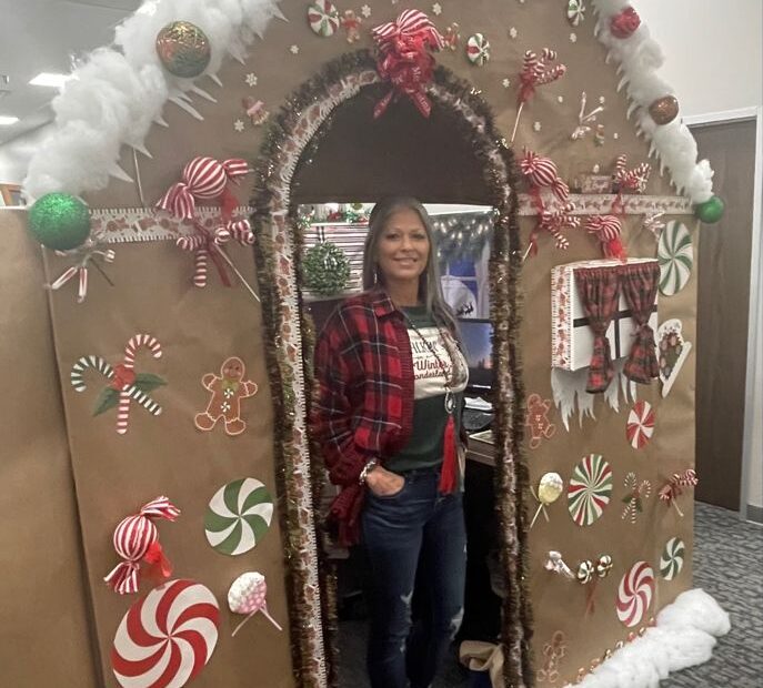 cubicle decor ideas for christmas Gingerbread house for Cubicle Office christmas decorations, Christmas